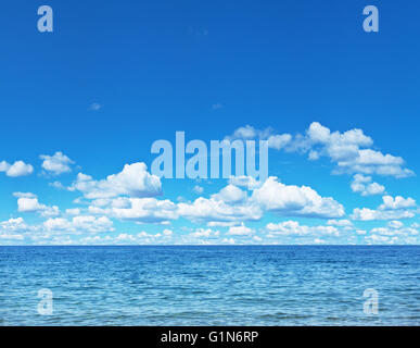 Seelandschaft mit ruhiger See und bewölktem Himmel. Stockfoto