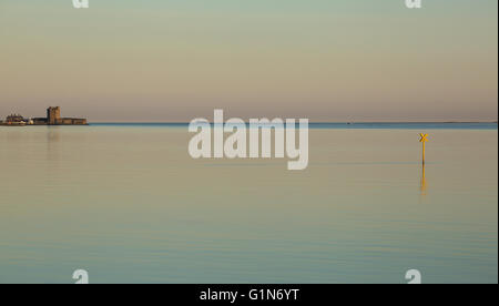 Broughty Ferry Burg an der Mündung des Flusses Tay, Schottland in der Abenddämmerung Stockfoto