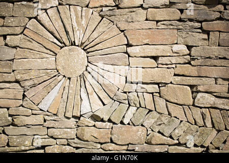 Künstlerische kreisförmigen Elements in einer Trockensteinmauer Stockfoto