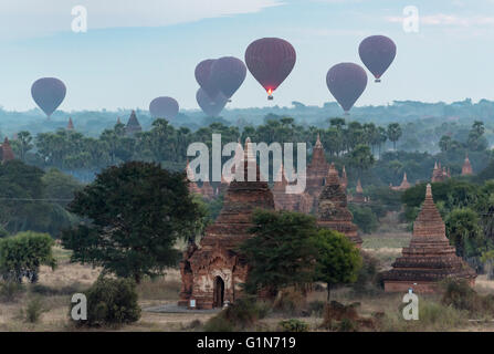 Heißluft-Ballons im Flug über Tempel von Bagan, wie gesehen von der Buledi-Pagode, Birma - Myanmar Stockfoto