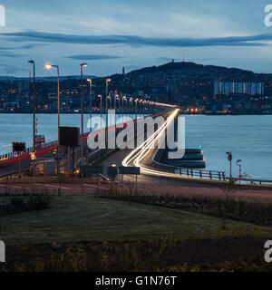 Blick über die Tay-Straßenbrücke von Fife in Richtung Dundee in der Abenddämmerung Stockfoto