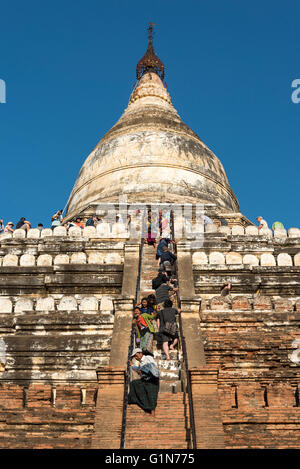 Steile Treppen steigen Besucher Shwesandaw Pagode, Bagan, Birma - Myanmar Stockfoto