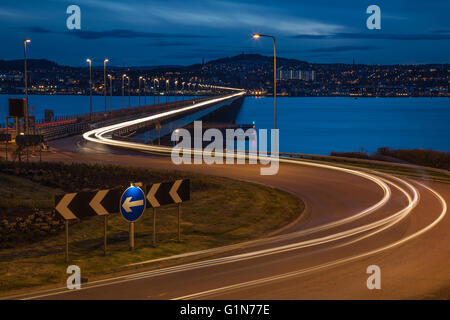 Blick über die Tay-Straßenbrücke von Fife in Richtung Dundee in der Abenddämmerung Stockfoto