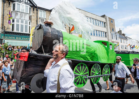 Freunde Familien und Schulen, die Parade durch die Straßen von Penzance in Cornwall UK, am Mazey Tag während der Golowan Festival. Stockfoto