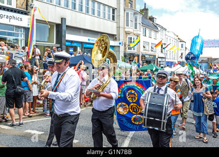 Freunde Familien und Schulen, die Parade durch die Straßen von Penzance in Cornwall UK, am Mazey Tag während der Golowan Festival. Stockfoto