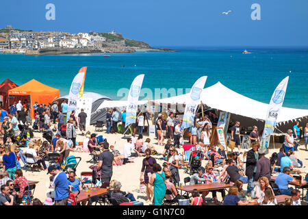 Die Besucher des jährlichen Essen und Trinken Festival auf Porthminster Beach in St. Ives, Cornwall, Großbritannien Stockfoto