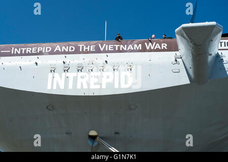 Detail am Heck der USS Intrepid Sea, Air & Space Museum auf dem Hudson River in New York vor einem tiefblauen Himmel Stockfoto