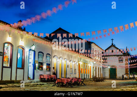 Paraty (oder Parati), eine erhaltene portugiesischen kolonialen und brasilianischen Reichsstadt liegt an der Costa Verde (grüne Küste), ein üppiger, grüner Korridor, die entlang der südlichen Küste des Bundesstaates Rio De Janeiro, Brasilien - Paraty ist ein beliebtes Erholungsgebiet für die historischen Bauwerke bekannt geworden und ist bekannt für die Kopfstein gepflasterten Straßen der Altstadt Zentrum. Nossa Senhora Rosario e Sao Benedito Kirche im Hintergrund. Stockfoto