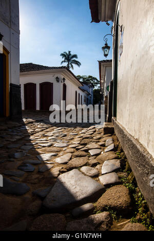 Paraty (oder Parati), ein erhaltenen kolonialen portugiesischen und brasilianischen Reichsstadt liegt an der Costa Verde (grüne Küste), ein üppiger, grüner Korridor, der verläuft entlang der südlichen Küste des Bundesstaates Rio De Janeiro in Brasilien - eines beliebtes Erholungsgebiet für die historischen Bauwerke bekannt und ist bekannt für die Kopfstein gepflasterten Straßen der Altstadt Zentrum. Stockfoto