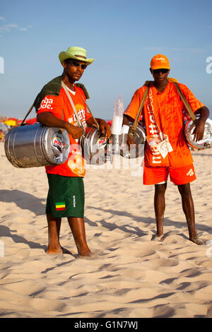 Matte Leao Verkäufer in Strand von Ipanema, Rio De Janeiro, Brasilien - Matte Leão ist eine sehr populäre brasilianische Teemarke, jetzt im Besitz von The Coca-Cola Company - seit den 1950er Jahren, in der Gluthitze von Rio De Janeiro, die hausgemachten Eistee wird von Straßenhändlern in Trommeln am Strand verkauft. Stockfoto