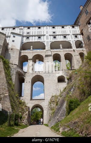 Die mehrstöckige Mantelbrücke oder Mantelbruecke in Cesky Krumlov, Tschechische Republik Stockfoto