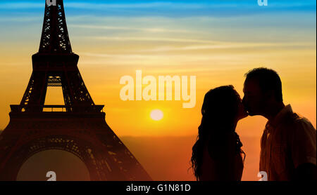 Hinterleuchtete liebende Paar Flitterwochen in Paris Eiffel Turm und Sonnenuntergang Hintergrund Stockfoto