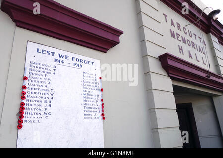 Kriegerdenkmal Rollen auf der Wand des Tarcutta Memorial Hall, Tarcutta, New-South.Wales, Australien. Keine PR Stockfoto