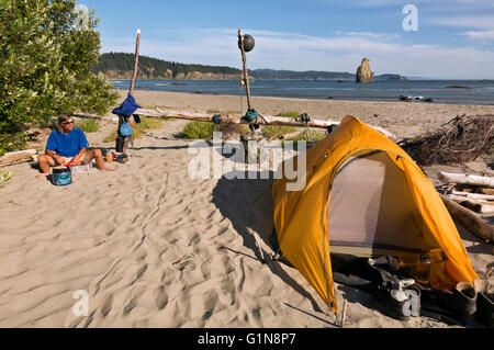 WASHINGTON - Campingplatz am Sandstrand am Toleak Punkt auf eine Wildnis-Abschnitt von der Pazifikküste in Natl Olympiapark gelegen. Stockfoto