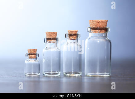 Satz von leeren Glas pharmazeutischen Ampullen auf dunklem Hintergrund Stockfoto