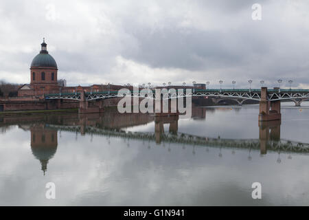 Der Fluss Garonne und die Brücke Saint-Pierre in Toulouse, Frankreich. Stockfoto