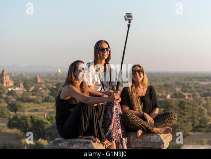 Touristen nehmen Selfie auf Tempel in Bagan, Birma - Myanmar Stockfoto