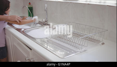 Eltern, die ihre Tochter lernen, ihre Hände zu waschen Stockfoto