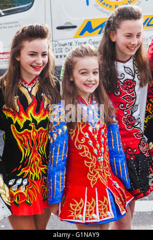 England, London, St. Patrick es Day Parade, Mädchen, gekleidet in traditioneller Volkstanz Kostüm Stockfoto