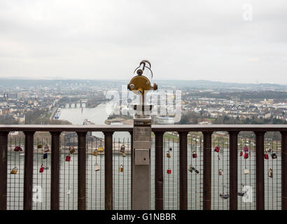 Beobachtungsteleskop mit Blick auf Koblenz und den Rhein von der Festung Ehrenbreitstein, Deutschland. Stockfoto