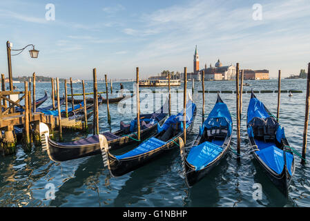 Vertäut Gondeln vor Palazzo Ducale mit Blick auf die Chiesa di San Giorgio Maggiore Stockfoto