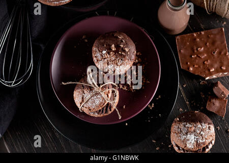 Italienische Maroni Cookies auf die Platte und Schokolade Milchshakes, Tuch, Notebook auf dunklen alten hölzernen Hintergrund Stockfoto