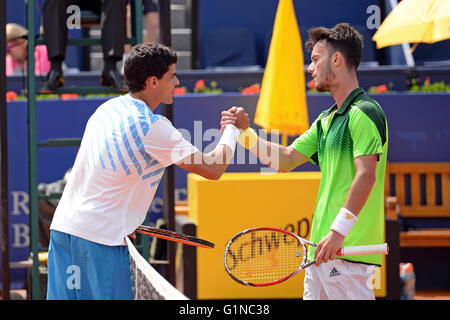 BARCELONA - APR 18: Die Spieler Rui Machado (links) und Javier Marti (rechts) schüttelt Hände nach dem Match auf der ATP-Barcelona. Stockfoto