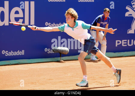 BARCELONA - 21 APR: Andrey Rublev (russische Tennisspielerin) spielt bei der ATP Barcelona Open Banc Sabadell. Stockfoto