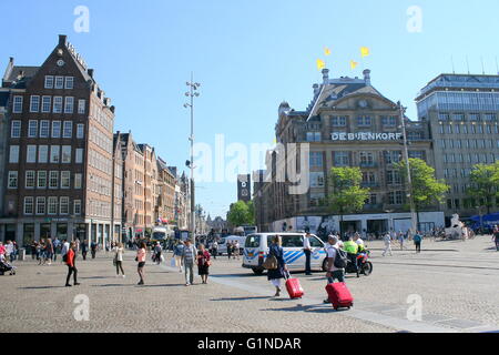 Blick in Richtung Hauptbahnhof Amsterdam Dam-Platz. Kaufhaus De Bijenkorf / Flaggschiff Geschäft in Amsterdam Stockfoto