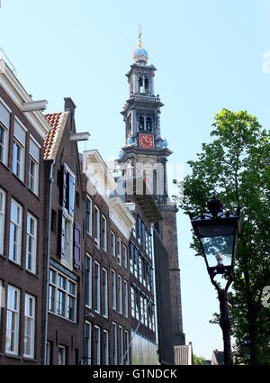 Prinsengracht Kanal mit oberen Geschichten von Anne Frankhuis - Anne Frank Museum, Amsterdam, Jordaan, Niederlande. Westerkerk Kirchturm im Hintergrund Stockfoto