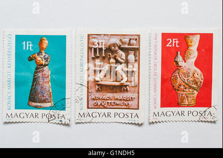 UZHGOROD, UKRAINE - ca. Mai 2016: Sammlung von Briefmarken gedruckt in Ungarn zeigt Werke von Margit Kovacs (1902 – 1977), h Stockfoto