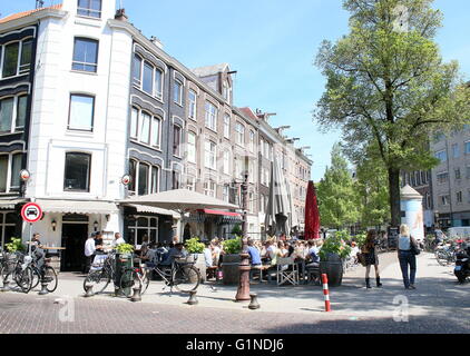 Café Het Paardje. Menschen auf Terrassen am Gerard Douplein Square, De Pijp Bereich, Amsterdam Oud-Zuid, Niederlande. Frühjahr 2016 Stockfoto