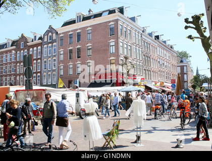 Einheimische und Touristen Einkaufen bei belebten Albert Cuyp Market, Stadtteil de Pijp, Stadtteil Oud-Zuid, Amsterdam, Niederlande Stockfoto