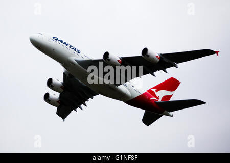 Qantas A380 startet vom Flughafen Heathrow entfernt. Stockfoto