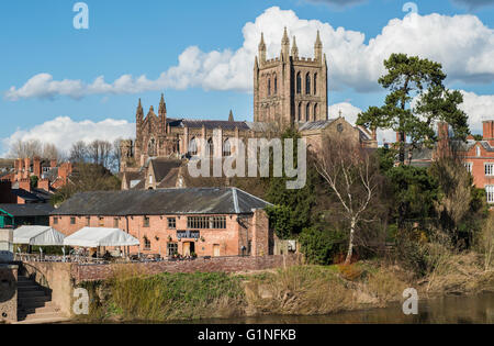 Hereford Kathedrale und die umliegenden Gebäude an einem sonnigen Frühlingstag in Herefordshire Stockfoto