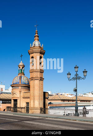 Turm und Kuppel des Castillo de San Jorge Museum, Sevilla, Spanien Stockfoto