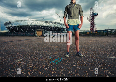 LONDON - 7 JULI. Junge Frau, die außerhalb der Umlaufbahn und Stadion an der Queen Elizabeth Olympic Park am 7. Juli 2014 Stockfoto