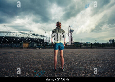 LONDON - 7 JULI. Junge Frau, die außerhalb der Umlaufbahn und Stadion an der Queen Elizabeth Olympic Park am 7. Juli 2014 in Strat Stockfoto