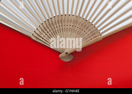 Typische japanische Hand Fan gemacht auf dem Holztisch rot Stockfoto