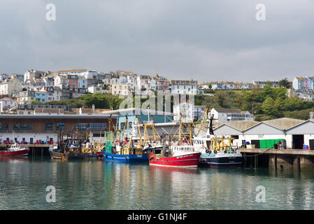 Angelboote/Fischerboote und Trawler im Hafen Seite, Brixham, Devon, UK. Stockfoto