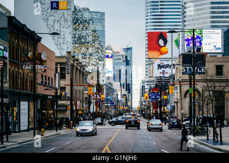 Yonge Street, nahe der Ryerson University und in der Innenstadt von Toronto, Ontario. Stockfoto