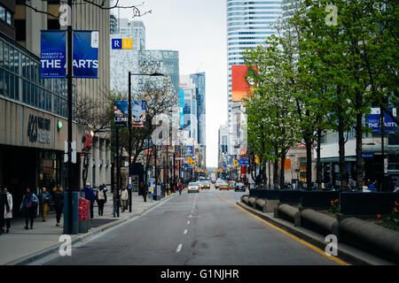 Yonge Street in der Nähe von Ryerson University, in der Innenstadt von Toronto, Ontario. Stockfoto