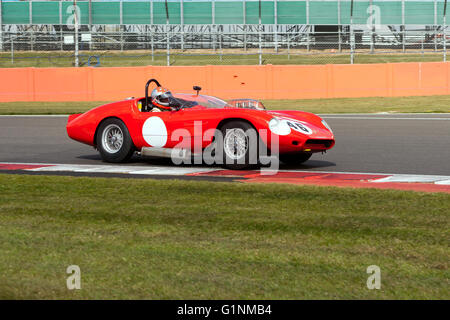 1960, 246S Ferrari Dino, angetrieben von Bobby Verdon-Roe, tagsüber Silverstone Classic Media Test Stockfoto