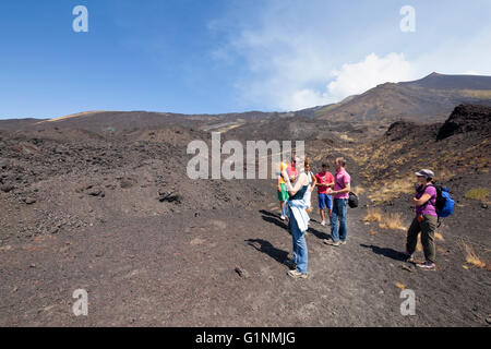 Gruppe von Touristen auf den Ätna Stockfoto