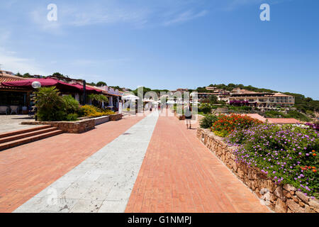 Strandpromenade von Baja Sardinia mit blühenden Blumen auf Sardinien, Italien Stockfoto