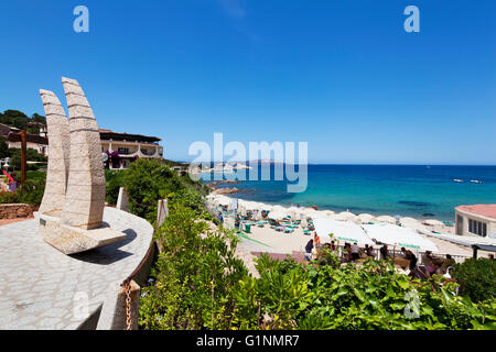 Strandpromenade von Baja Sardinia mit blühenden Blumen auf Sardinien, Italien Stockfoto