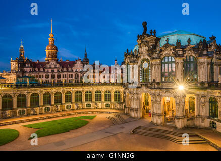 Glockenspiel und Eintritt in die Porzellansammlung im Zwinger Palast bei Nacht, Dresden, Deutschland Stockfoto