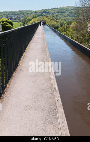 Touristen und Lastkähne, die Überquerung der 38 Meter hohen Pontcysyllte-Aquädukt in Wales zum Weltkulturerbe Stockfoto