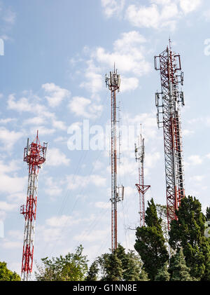 Telekommunikationskonzern Turm oben auf hohen Berg in Thailand. Stockfoto