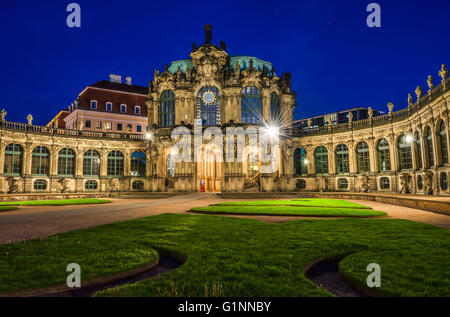 Glocke läuten und Eingang in die Porzellansammlung im Zwinger Palast bei Nacht, Dresden, Sachsen, Deutschland. Stockfoto